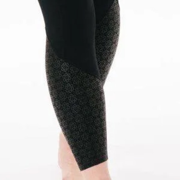 Zyia Active Black Flower Power Luxe Two Pocket Leggings - Picture 2 of 12